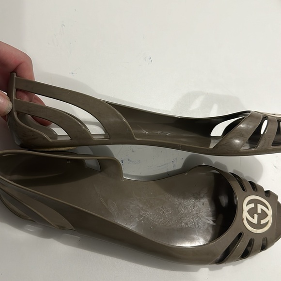 GUCCI. Dark beige flats w/ open toe 100% authentic size 7.5 - Picture 4 of 5
